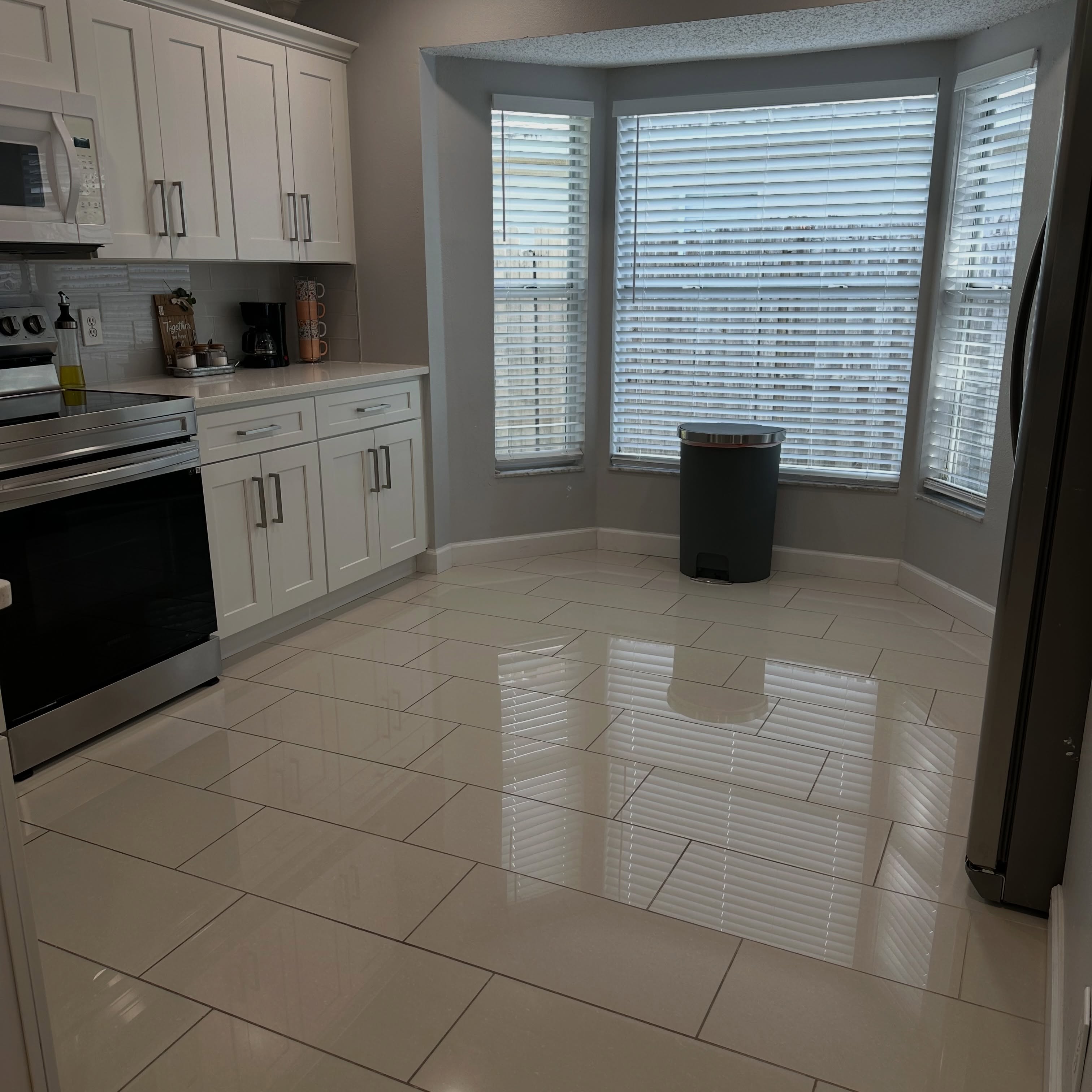 Kitchen and breakfast nook from Smart Clean Services’ Instagram